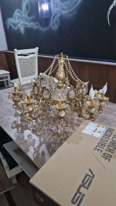 Продаеься срочно люстра