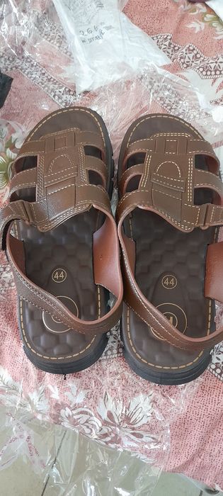 совершенно новые сандалии для мужчины