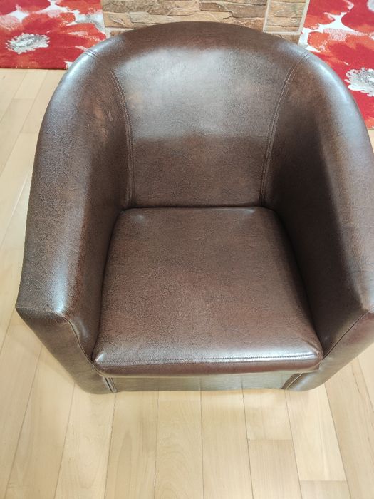 Vând 2 fotolii mici din piele ecologica.
