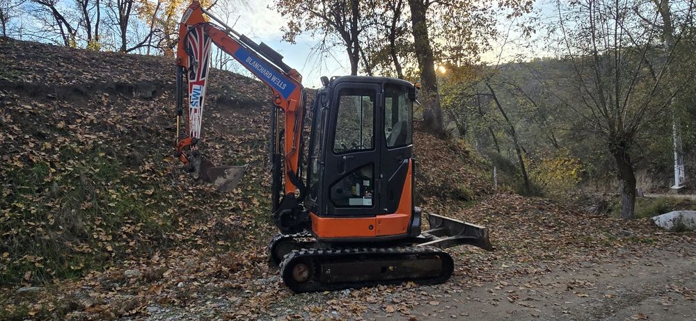 Vând miniexcavator Hitachi u33 si kubota u48 An 2017