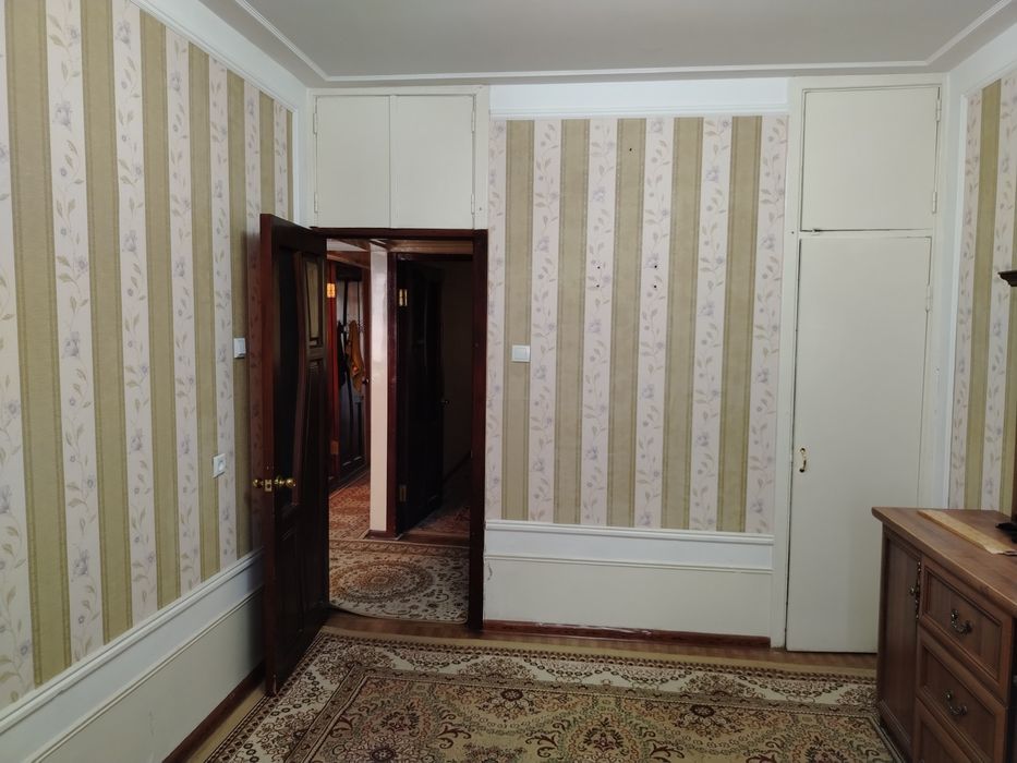 Навоий шахар Янги бозор қаршисидаги домлардан квартира сотилади