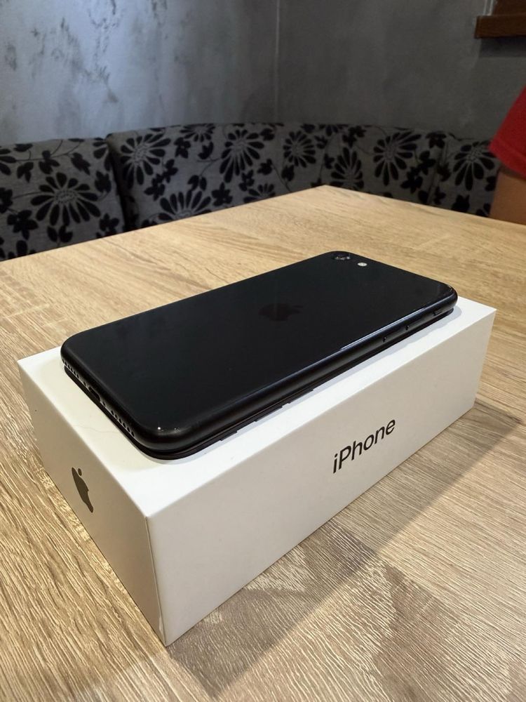 Iphone SE 2020 Неразличим от нов !