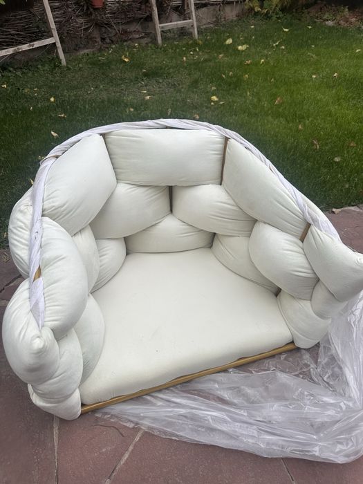 Стулья мягкие, белого цвета