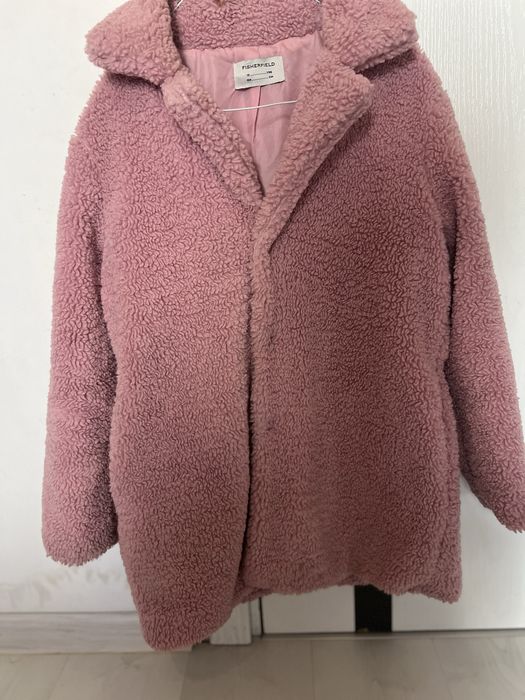 Розово пухкаво палто над коляното