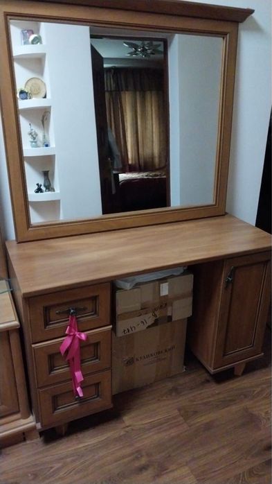 Тумбочка с зеркалом в отличном состояний