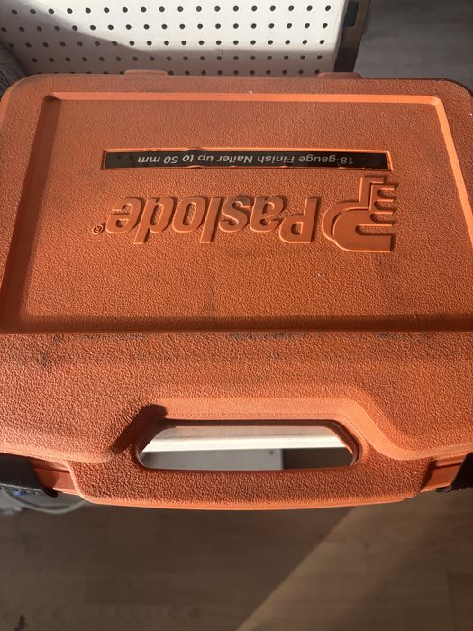 Pistol batut cuie pneumatic