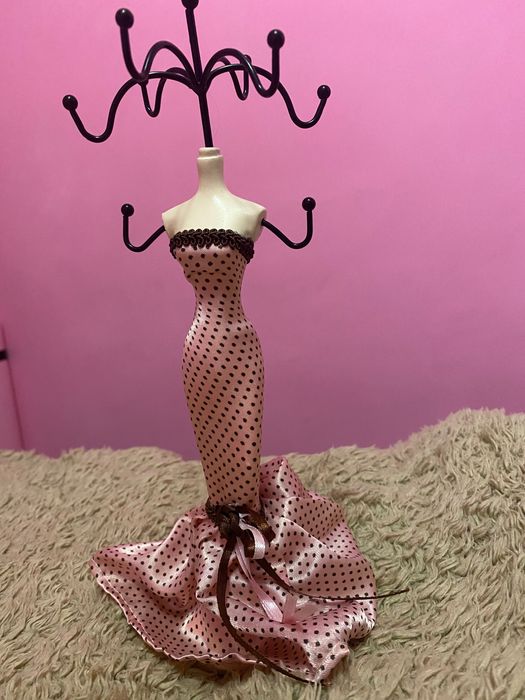 Стилна стойка за бижута в женски силует