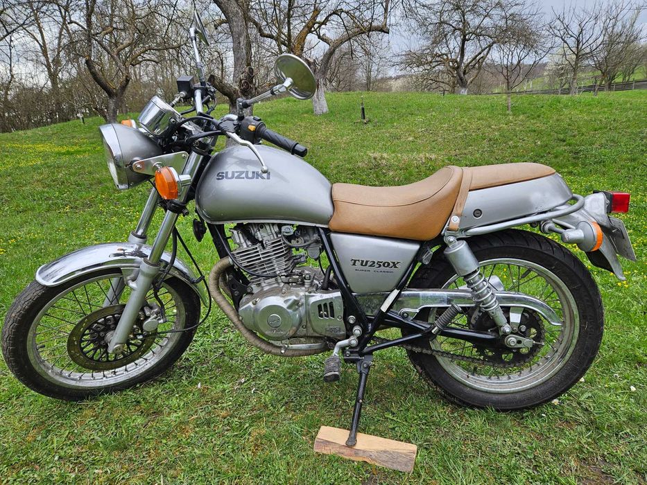 Motocicleta Cafe racer Suzuki TU 250 X