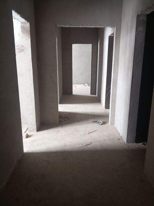 3 etaj 3 xonali 98kvadrat kvartira sotiladi