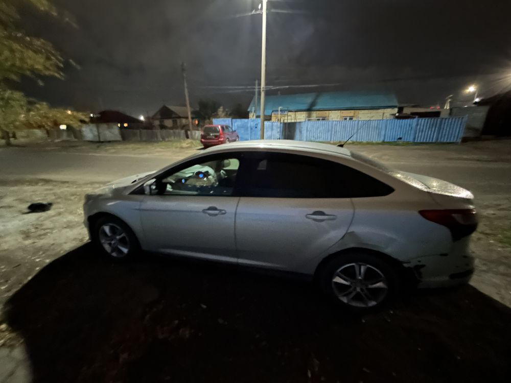 Ford focus 3 серебристого цвета 2011 года