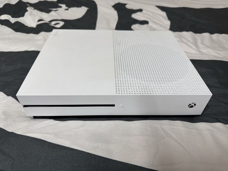 Xbox One S 1TB със два джойстика