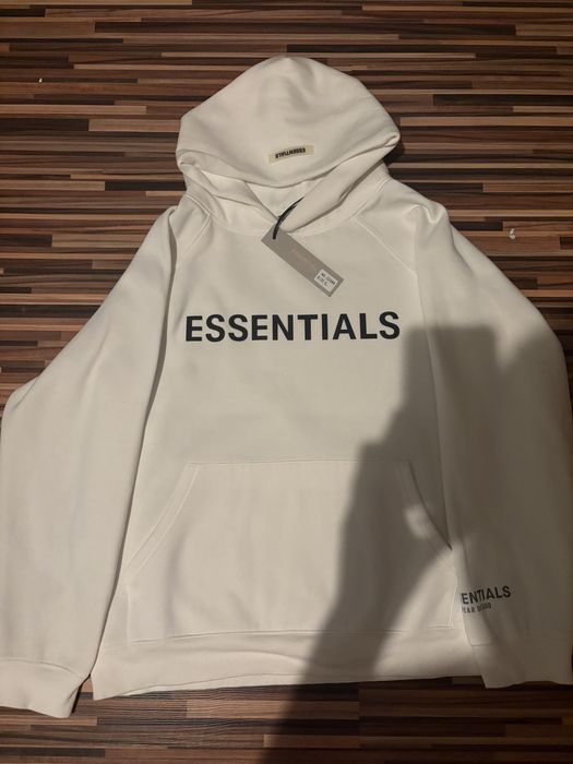 Vand hanorac essentials pentru detali in privat