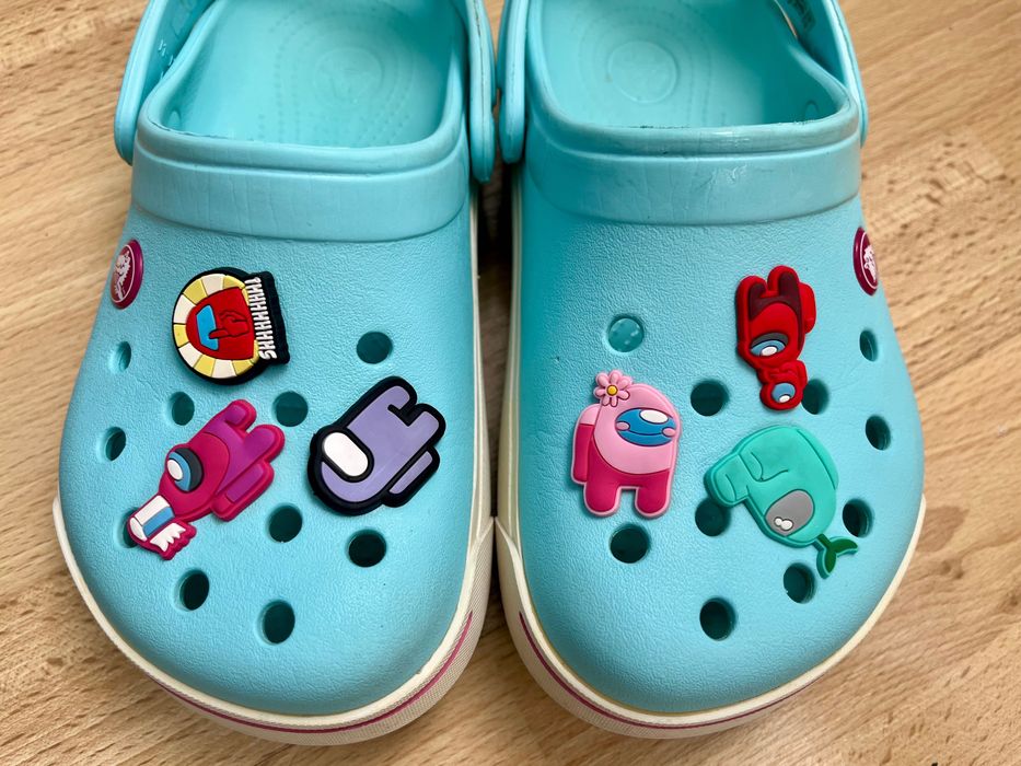 Детски Crocs за момиче + Jibbitz Among Us – размер 33–34 (8-10 год.)