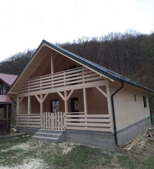 Case din lemn și structură metalică