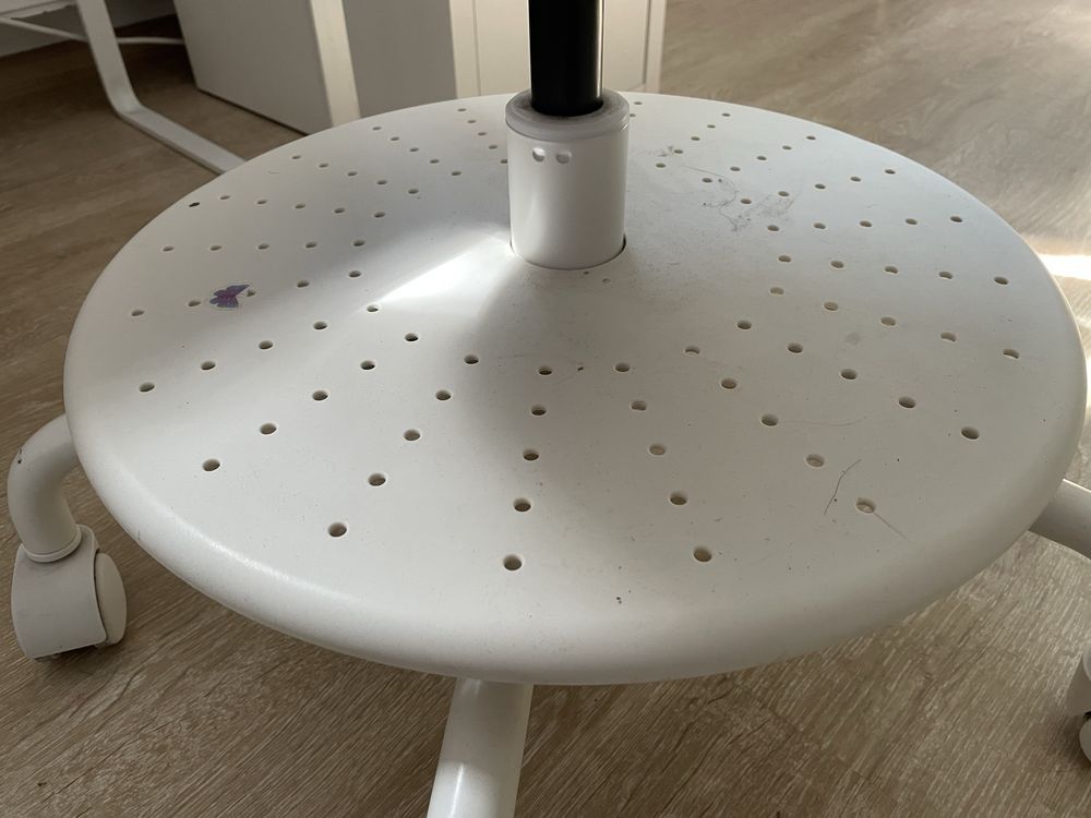 Детски стол IKEA VIMUND – розов, в много добро състояние