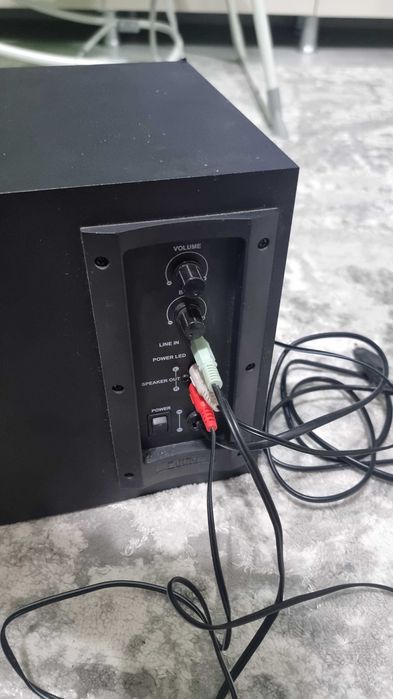 Бас каса с тонколони