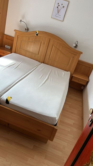 Pat dormitor 1,60m × 2m lemn masiv inclus saltele, somiere și noptiere