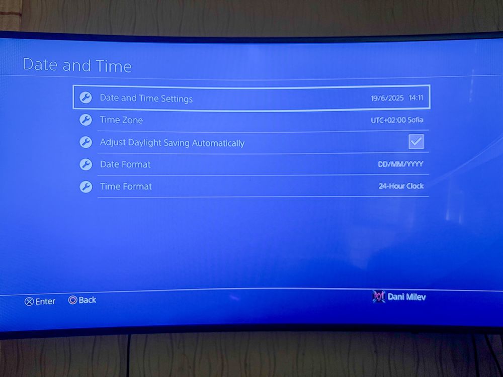 Playstation 4 1TB с два джойстика и игри