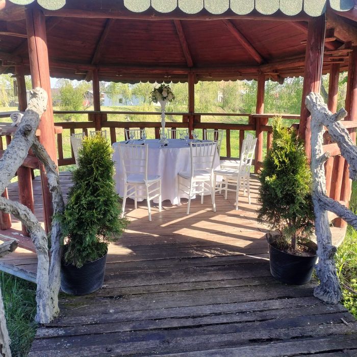 Se închiriază mese rotunde și scaune