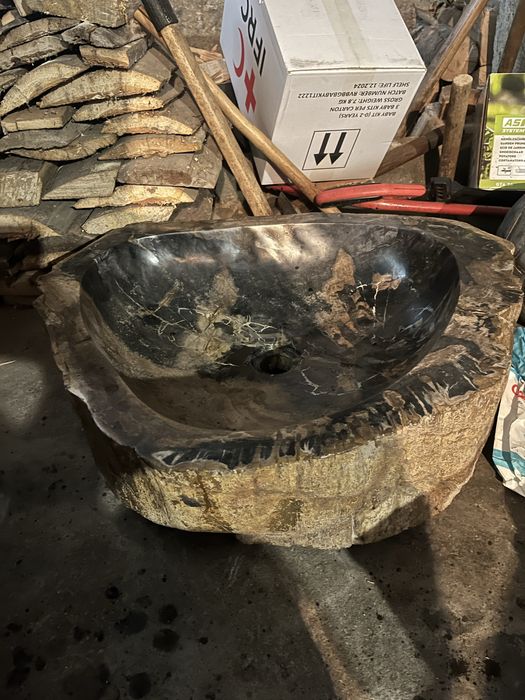 Каменна мивка от вкаменено дърво - фосил