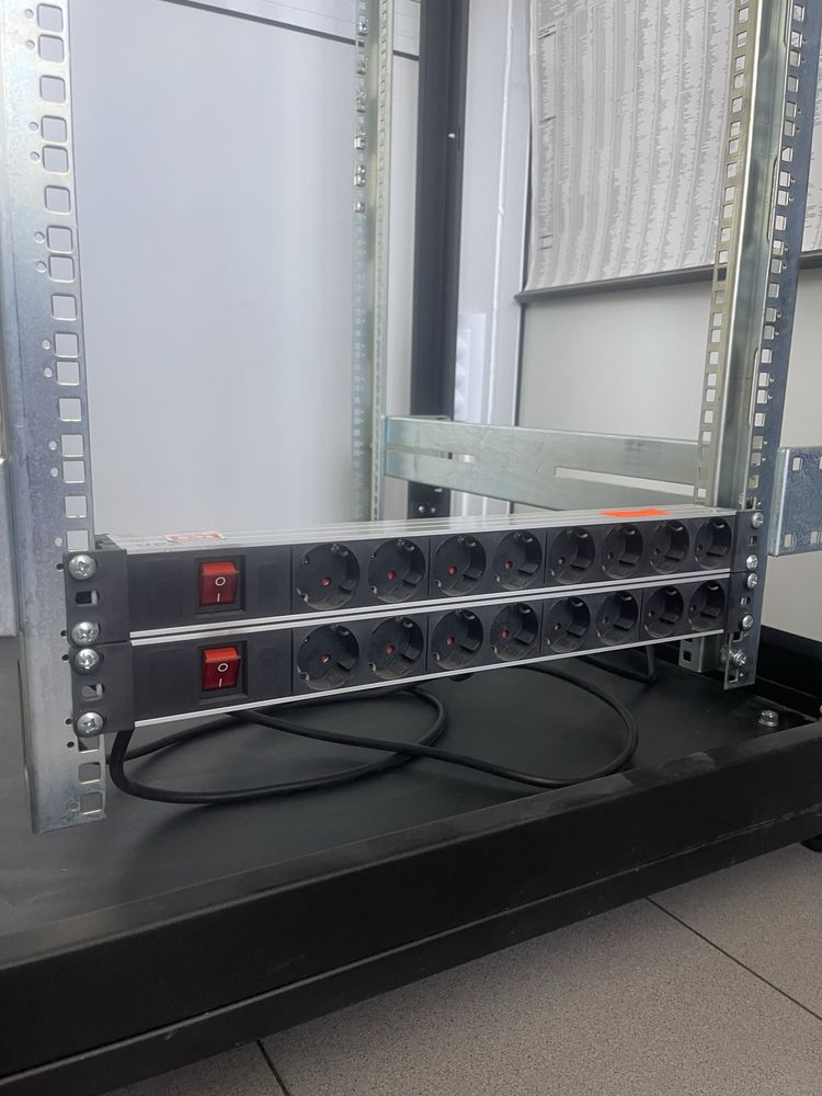 Сървърен шкаф server rack 25U с охлаждане и разклонители