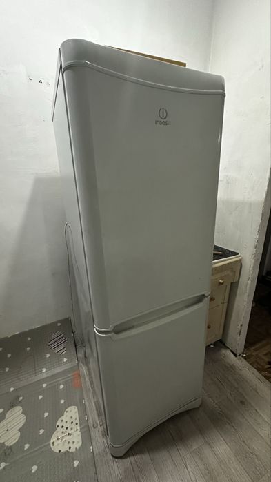 Холодильник Indesit  нерабочий