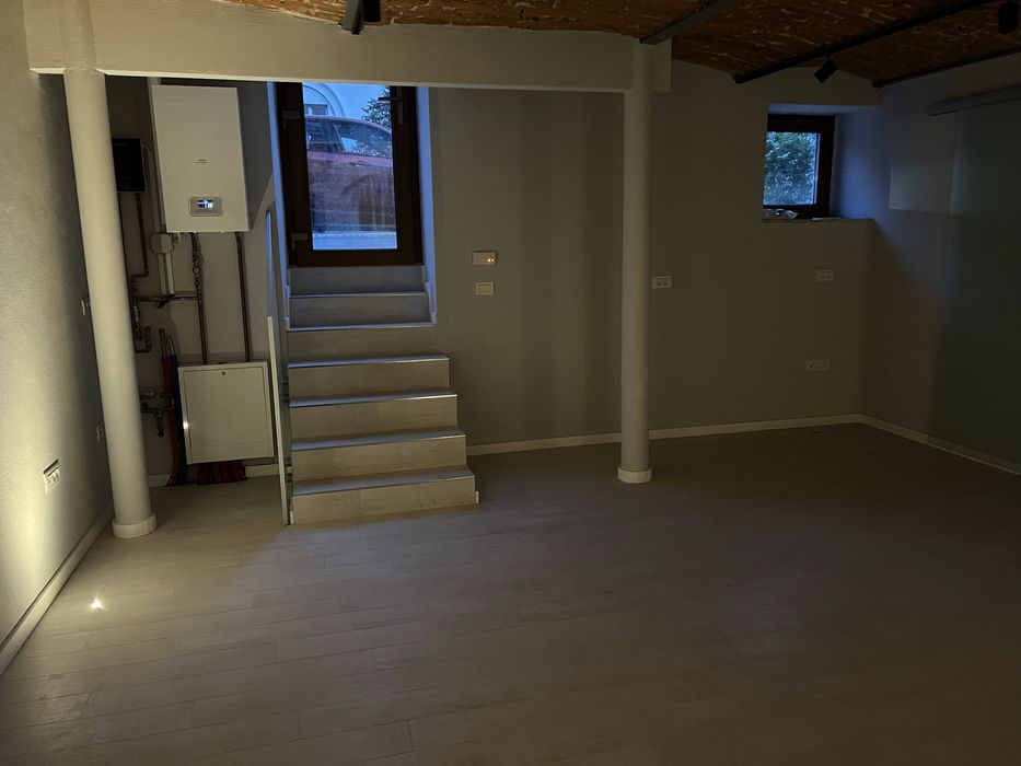 Vand apartament 2 camere cu spatiu comercial