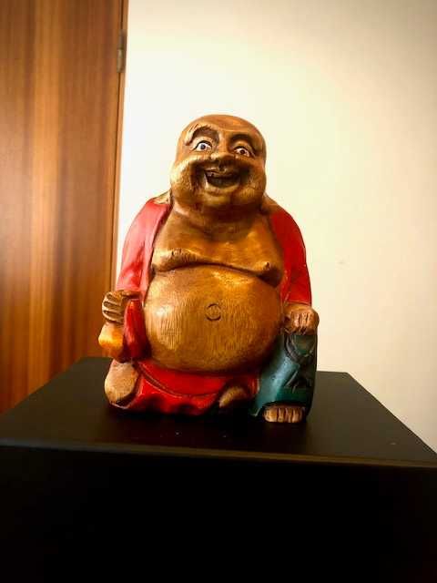 Statueta din lemn, sculptat manual, reprezentand Budha.
