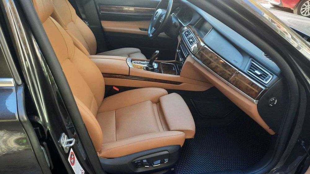 BMW 740d Comfort завод 21 август 2013 йил. Ўзбекистонда юрмаган.