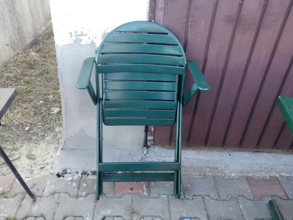 Doua scaune pliabile din plastic dur