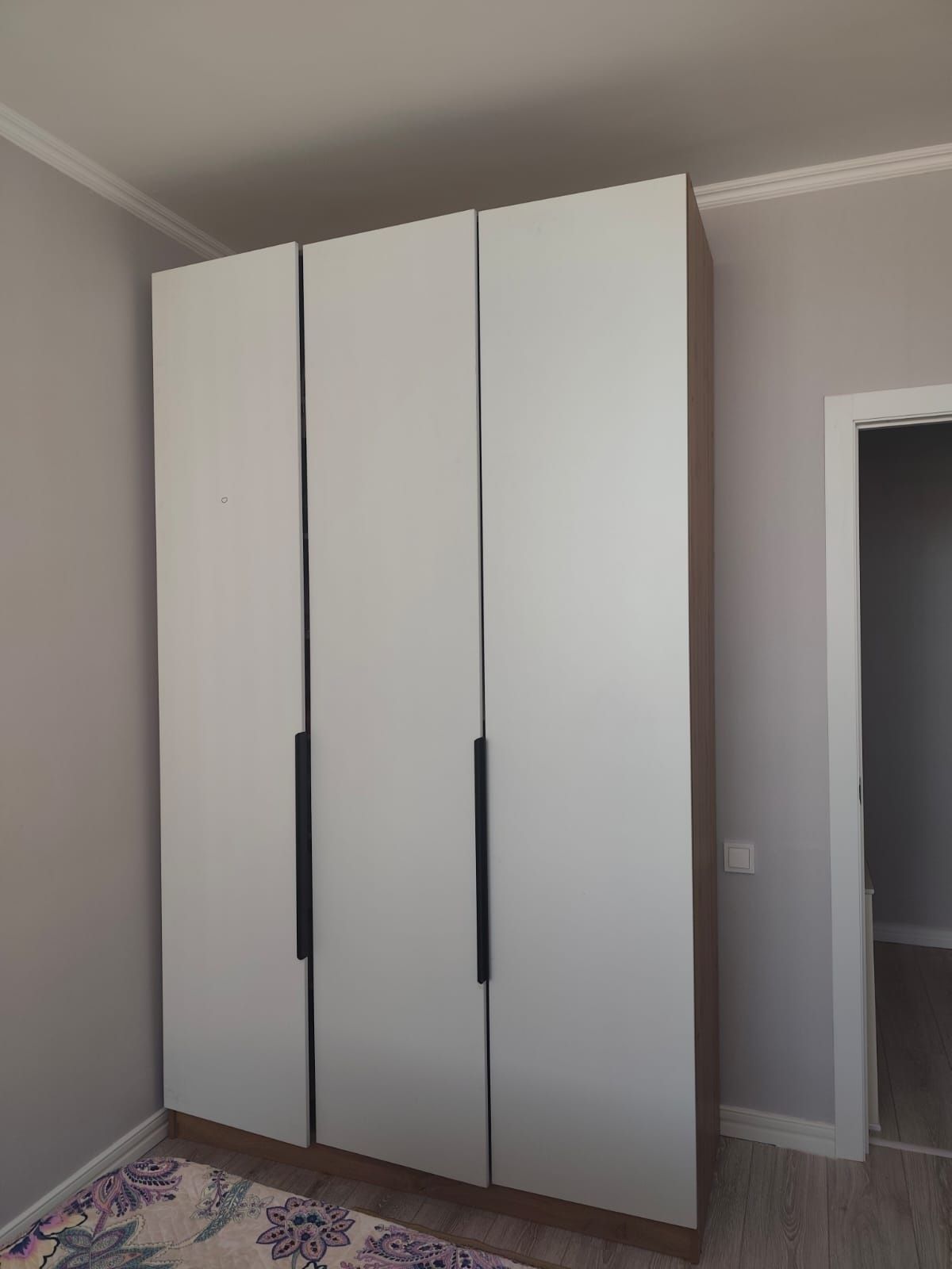 Продам шкафы в прихожую и спальню