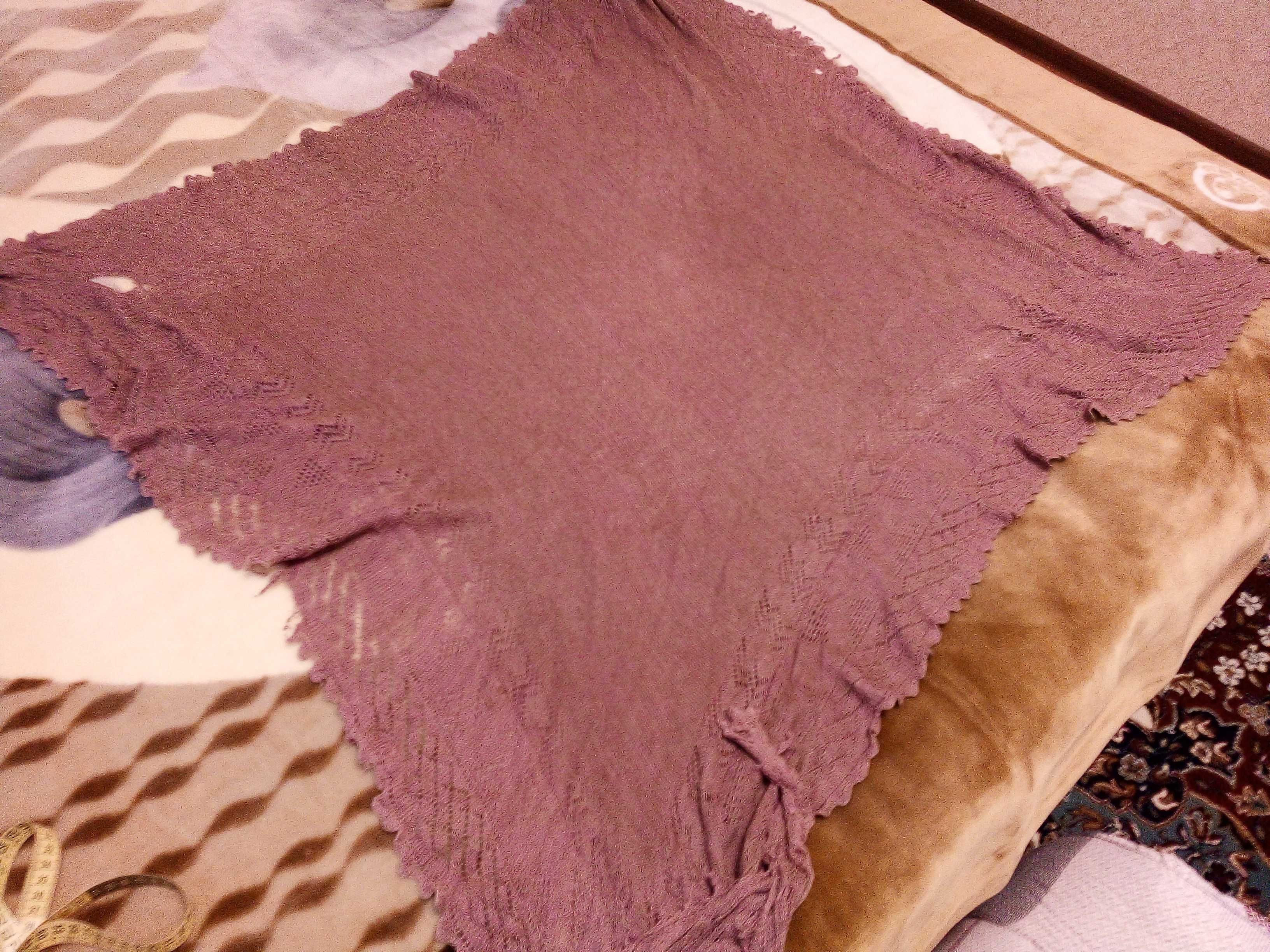 Старый большой пуховый платок(можно обвязывать спину при болях)