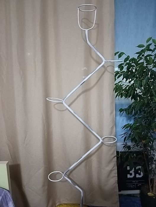 Металлическая стойка для цветов