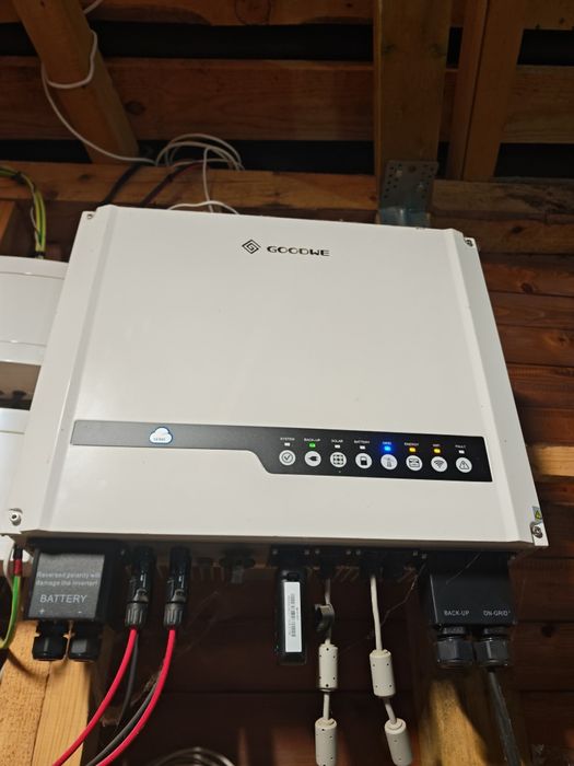 Хибриден инвертор GoodWe GW5048DES 5kW перфектно състояние