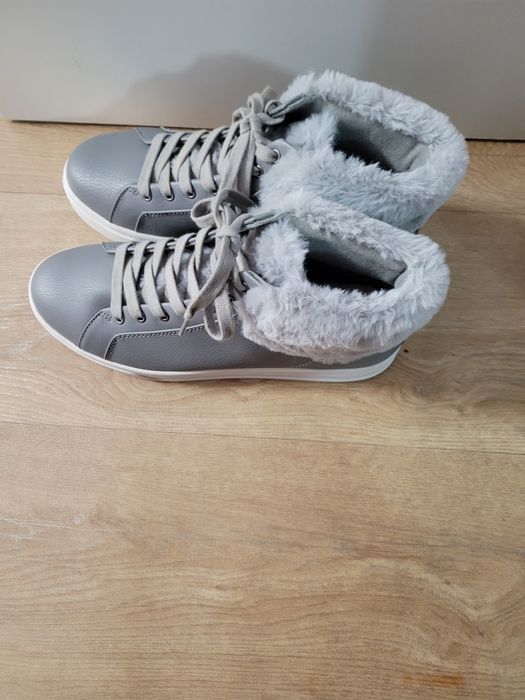 Продам ботинки женские