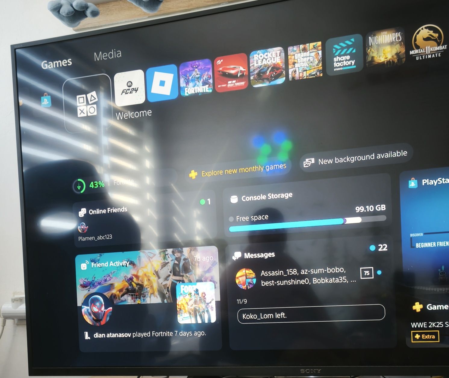 Продаваме PlayStation 5 с два джойстика