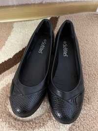 Черни дамски обувки с малък ток