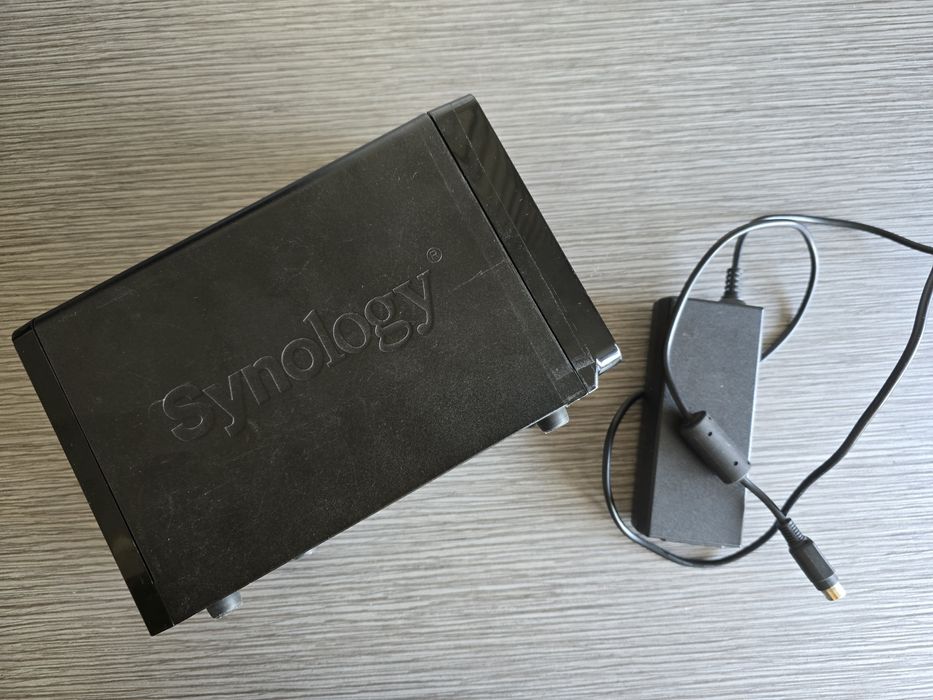 Synology DS710+ NAS мрежов сторидж за ремонт или части.