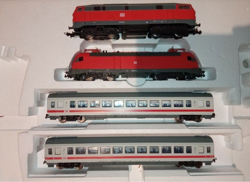 Set trenulet electric piko scara H0
1 locomotiva, lumini fronta