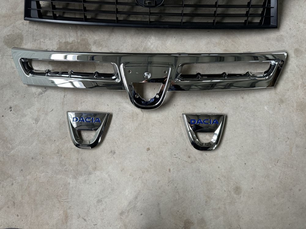 Grila faruri emblema dacia duster