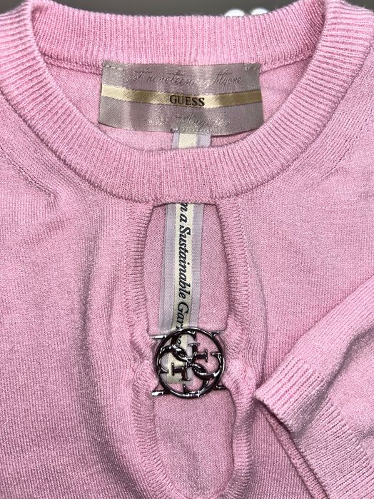 Тениска Guess с метално лого
