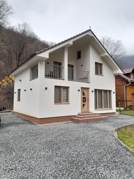 Inchiriez casa de vacanta