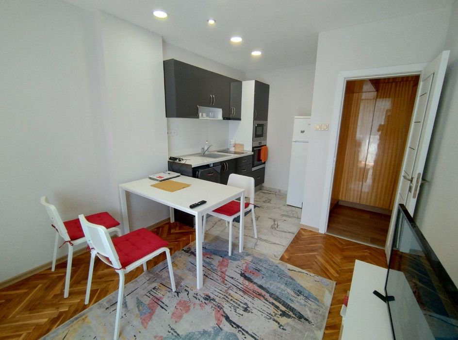 Дава се под наем Тристаен апартамент в Варна, Гръцка махала - 68 кв.м за 650 € - Снимка #1