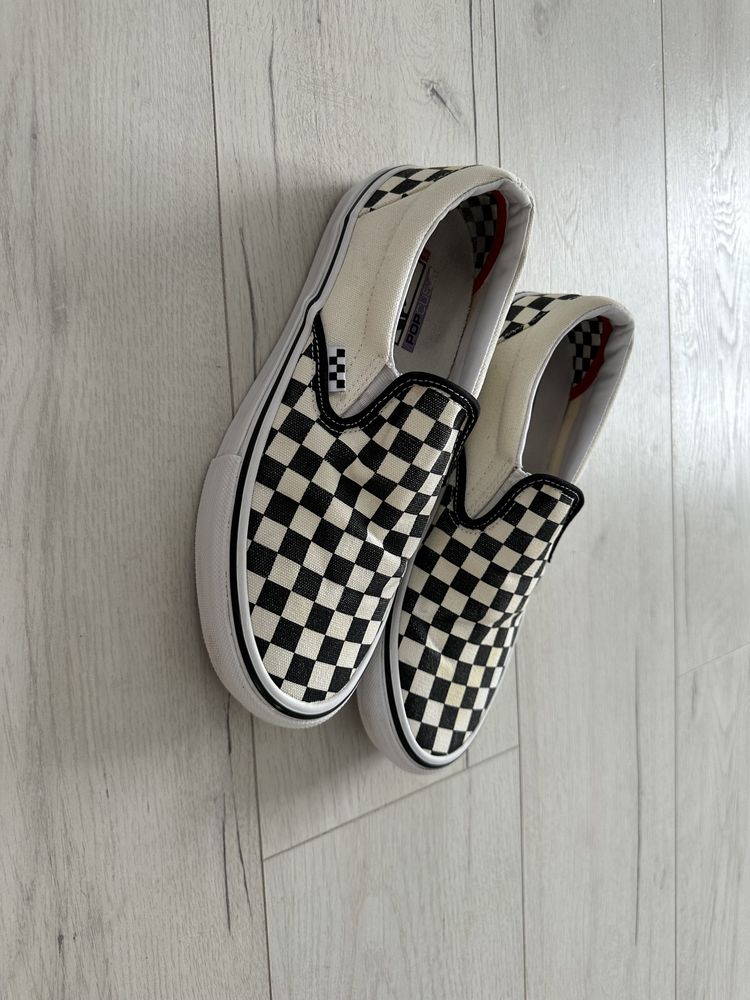 Nike Revolution 5 и Vans Slip-On