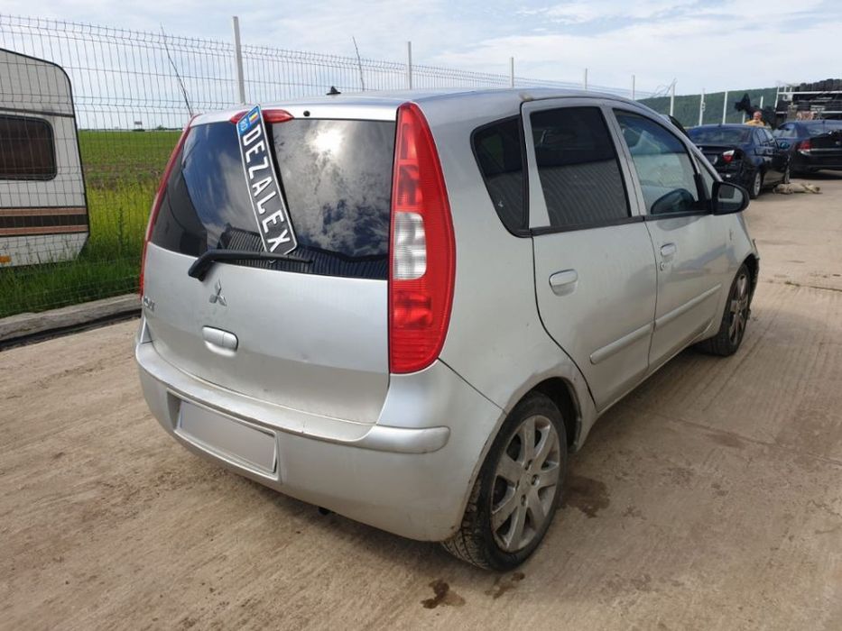 Dezmembrez Mitsubishi Colt 1.3 i benzina