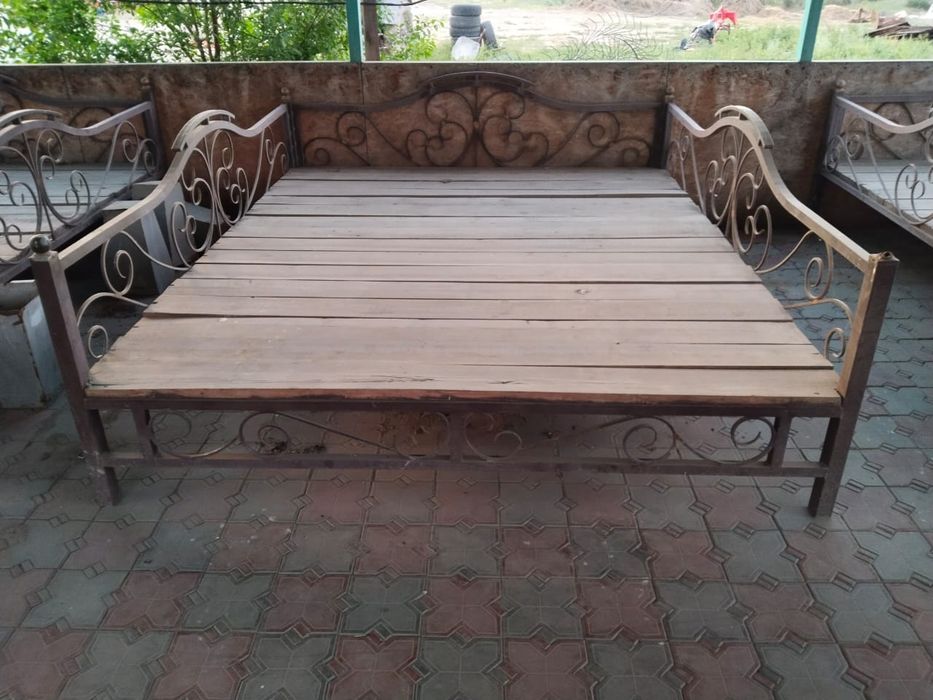 Продам топчаны,столы, мангал