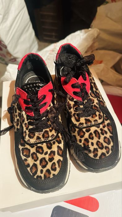 Дамски сникърси с животински принт.
