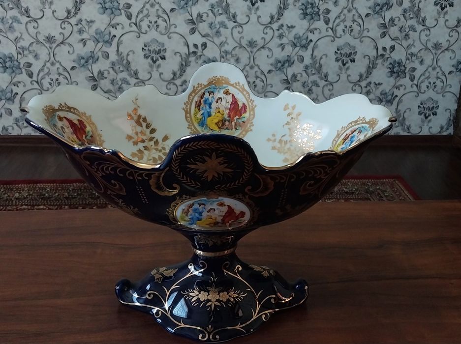 Антикварная- ваза