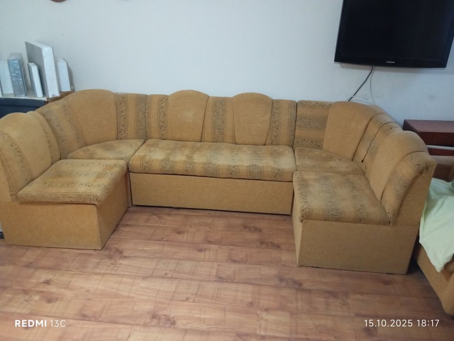 Голям диван на секции