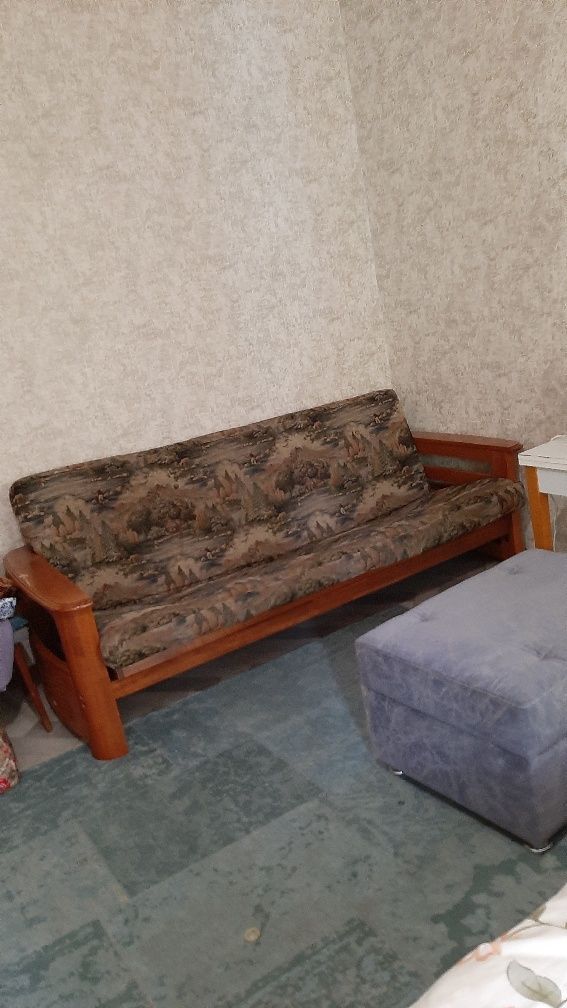 Продам диван дерево ретро